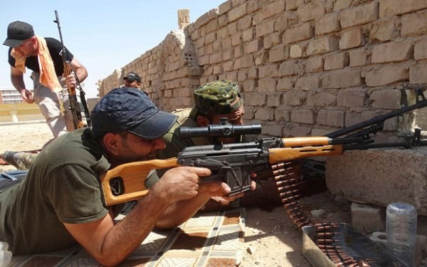 Lực lượng an ninh Iraq trong một trận giao tranh với quân IS ở ngoại ô thành phố Ramadi. (Ảnh: Reuters)