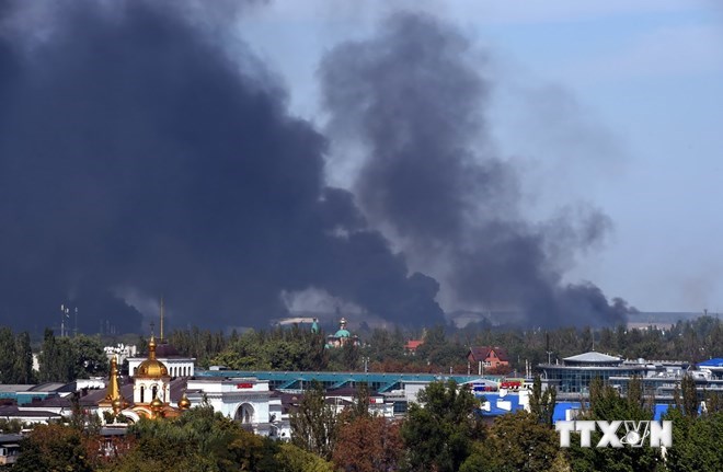Khói bốc lên xung quanh khu vực sân bay quốc tế Donetsk trong vụ đấu pháo giữa quân chính phủ và lực lượng ly khai ngày 14/9. (Nguồn: AFP/TTXVN)