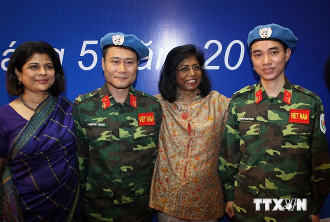Phó Tổng Thư ký Liên hợp quốc Ameerah Haq (thứ hai từ phải sang) và hai sỹ quan Việt Nam tham gia nhiệm vụ gìn giữ hòa bình. (Ảnh: TTXVN)