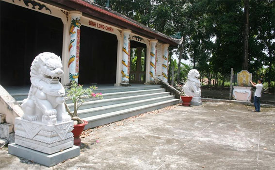 Cặp linh vật bằng chất liệu đá đặt trước chính điện đình Long Chiến (xã Bình Lợi, huyện Vĩnh Cửu).
