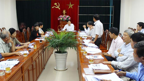 Phó chủ tịch UBND tỉnh Trần Văn Vĩnh chủ trì cuộc họp. Ảnh: B.Nguyên