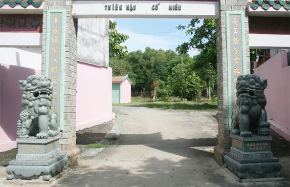 Cặp linh vật bằng đá đang được đặt tại cổng của Miếu Tổ sư (chùa Bà thiên hậu, phường Bửu Long, TP.Biên Hòa).