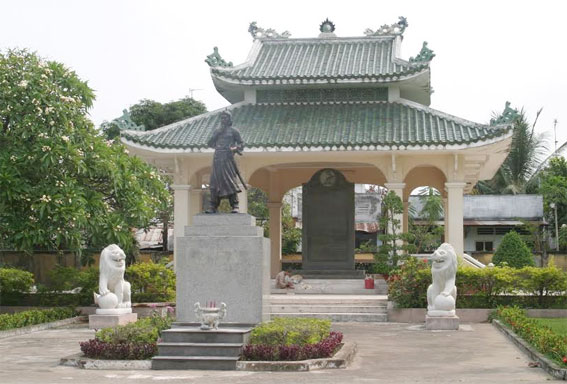 cặp tượng sư tử đá được đặt 2 bên tượng Đức ông Nguyễn Hữu Cảnh tại Đền thờ Nguyễn Hữu Cảnh (xã Hiệp Hòa, TP.Biên Hòa).