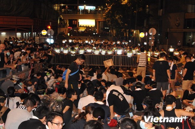 Đám đông biểu tình trước sự giám của cảnh sát. (Ảnh: Tiến Trung-Đức Nam/Vietnam+)