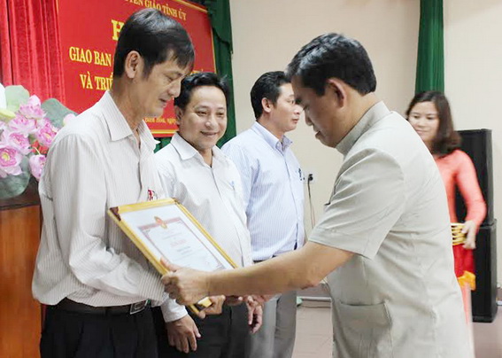 Trưởng Ban Tuyên giáo Tỉnh ủy Huỳnh Văn Tới trao bằng khen cho các tập thể có thành tích trong việc thực hiện Chỉ thị 03 năm 2013.