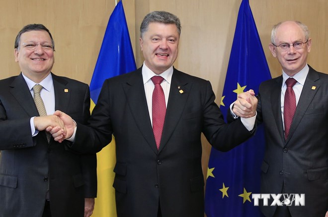 Tổng thống Ukraine Petro Poroshenko (giữa), Chủ tịch EC Jose Manuel Barroso (trái) và Chủ tịch EU Herman Van Rompuy sau lễ ký hiệp định liên kết ngày 27/6. (Nguồn: AFP/TTXVN)
