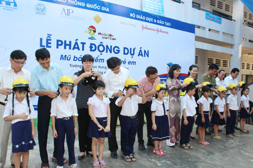Lễ phát động đội mũ bảo hiểm tại Trường tiểu học Hưng Lộc, huyện Thống Nhất
