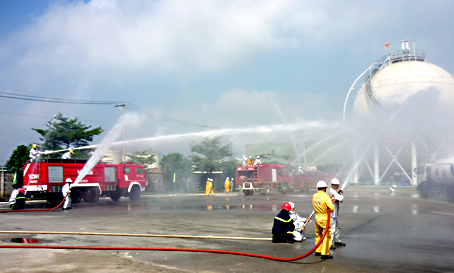 Một buổi diễn tập chữa cháy phối hợp nhiều lực lượng tại một cơ sở kinh doanh khí hóa lỏng trọng điểm ở huyện Long Thành.