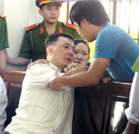 Bị cáo Huỳnh Khắc Trung nói chuyện với người thân trong giờ nghị án.