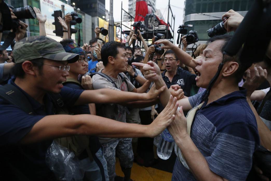 Sinh viên Hong Kong tố những người phá lều biểu tình (phải) là thành viên băng đảng xã hội đen (Nguồn: Reuters)