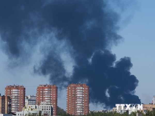 Khói bốc lên tại sân bay Donetsk sau vụ pháo kích. (Nguồn: AFP/TTXVN)