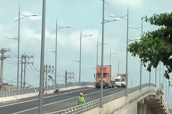 Xe lưu thông trên cầu vượt đường sắt trên Quốc lộ 1 đoạn qua TX. Long Khánh