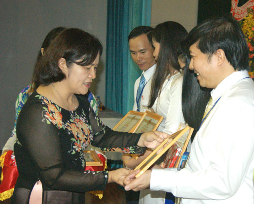Bà Nguyễn Thị Thanh Hà, Hiệu trưởng Trường cao đẳng Y tế Đồng Nai tặng giấy khen cho 6 giáo viên, giảng viên giỏi cấp trường