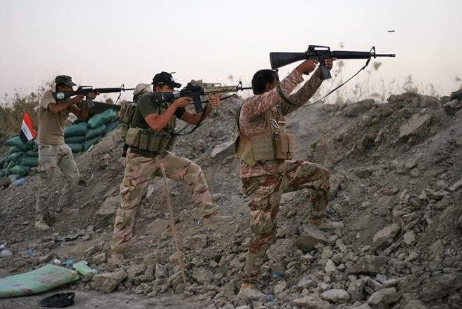 Lực lượng an ninh Iraq chiến đấu chống lại lực lượng IS (Nguồn: AP)
