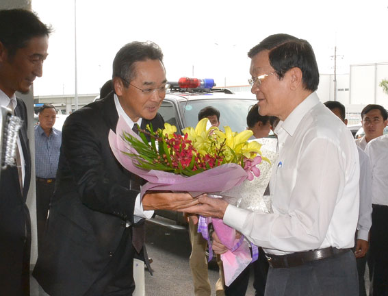 Chủ đầu tư Khu công nghiệp Long Đức tặng hoa Chủ tịch nước Trương Tấn Sang. Ảnh: K.Giới