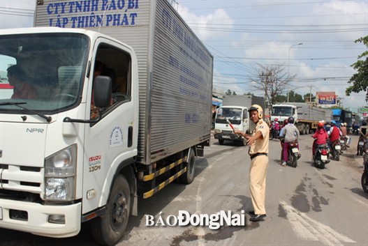 4.	Lực lượng CSGT và Thanh tra giao thông liên tục điều tiết giao thông để giải quyết ách tắc
