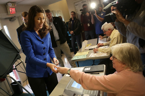 Một ứng cử viên đảng Dân chủ nhận phiếu bầu ở bang Kentucky ngày 4/11. Ảnh:AFP/TTXVN