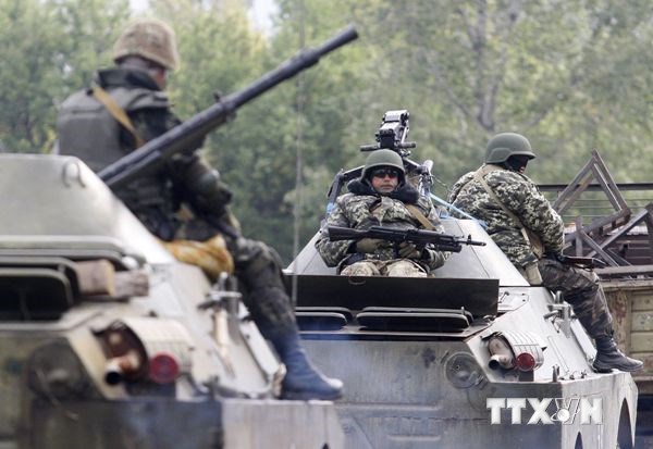 Quân đội Ukraine được lệnh sẵn sàng tấn công vào Mariupol, Berdyansk, Kharkiv và phía Bắc Lugansk. (Ảnh: AFP/TTXVN)