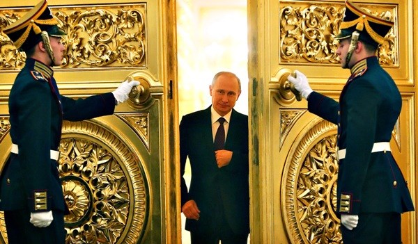 Tổng thống Putin thừa nhận năm 2014, nước Nga đối mặt với nhiều thách thức và khó khăn. (Ảnh: blogs.ft.com)