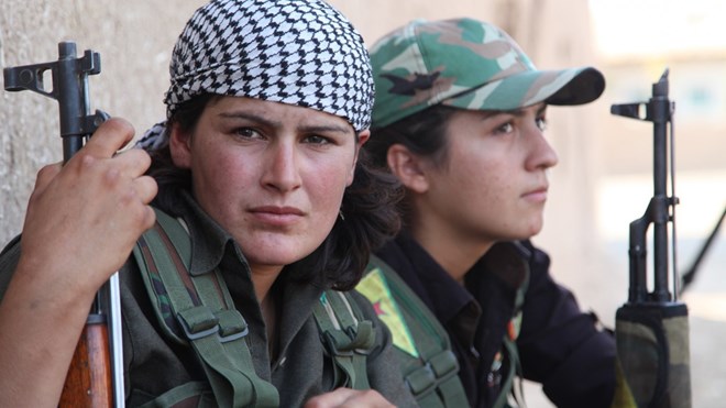 Khoảng 1/3 lực lượng chiến đấu người Kurd là nữ giới. (Ảnh: pukcc.net)