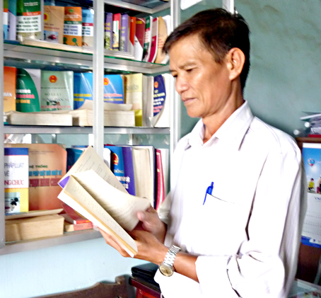 Người dân phường An Bình (TP.Biên Hòa) tìm đến các tủ sách pháp luật tham khảo tài liệu, tìm hiểu pháp luật.