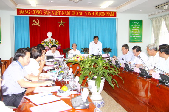 Đồng chí Trần Đình Thành, Bí thư Tỉnh ủy phát biểu ý kiến tại buổi làm việc với đoàn