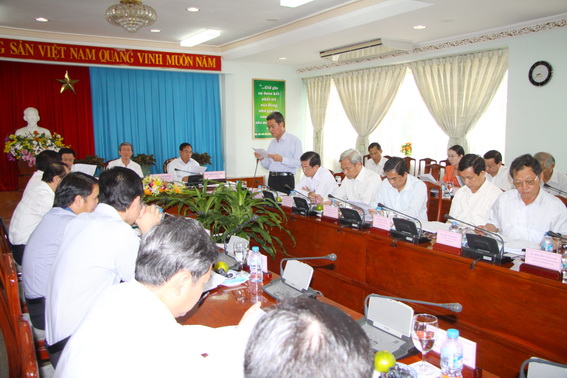Đồng chí Đinh Quốc Thái Chủ tịch UBND tỉnh báo cáo tình hình kinh tế xã hội của tỉnh