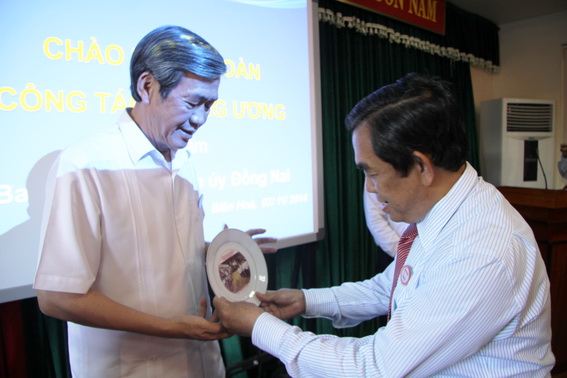 Đồng chí Huỳnh Văn Tới, Ủy viên Ban TVTU, Trưởng ban Tuyên giáo Tỉnh ủy tặng quà lưu niệm cho đồng chí Đinh Thế Huynh