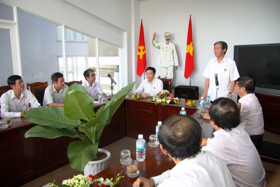 Đồng chí Đinh Thế Huynh phát biểu với Ban giám đốc Đài Phát thanh truyền hình Đồng Nai