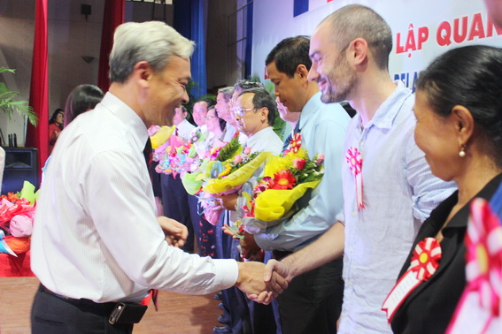 Phó chủ tịch UBND tỉnh Nguyễn Phú Cường tặng hoa bảng tượng trưng các tổ chức cá nhân trong tỉnh và phía Pháp