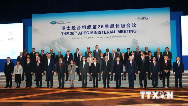 Phó Thủ tướng, Bộ trưởng Bộ Ngoại giao Phạm Bình Minh (thứ 3 phải) chụp ảnh với các đại biểu tại Hội nghị. (Nguồn: THX/TTXVN)