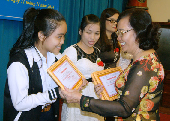 Tiến sĩ Nguyễn Thị Thu Lan, Chủ tịch Hội nữ trí thức tỉnh trao thưởng “Phụ nữ tài năng”