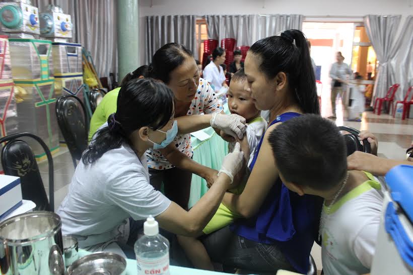 Trong đợt 1 chiến dịch tiêm ngừa sởi-rubella miễn phí dành cho trẻ từ 1-5 tuổi không có trường hợp nào bị phản ứng nặng với vaccine. Trong ảnh: Học sinh lớp bán trú mầm non Nhà thiếu nhi tiêm phòng sởi-rubella