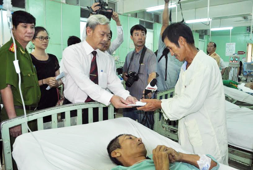 Phó chủ tịch UBND tỉnh Nguyễn Phú Cường thăm hỏi, tặng quà cho các gia đình có người bị tai nạn giao thông tại Bệnh viện đa khoa tỉnh Đồng Nai