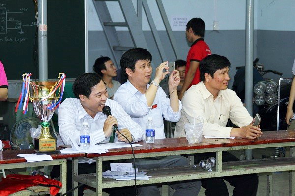 Lãnh đạo và giảng viên Khoa Cơ điện - điện tử chấm giải cuộc thi Robocon Lạc Hồng