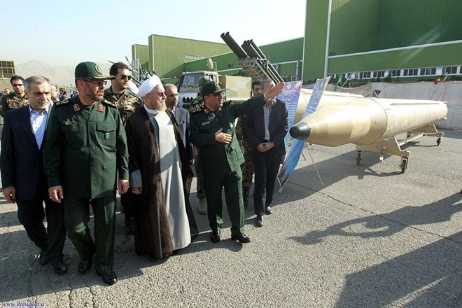Tổng thống Iran Hassan Rouhani (giữa) cùng Bộ trưởng Quốc phòng Hossein Dehqan tham quan triển lãm quốc phòng ở Tehran hôm 24/8 (Nguồn: AFP)