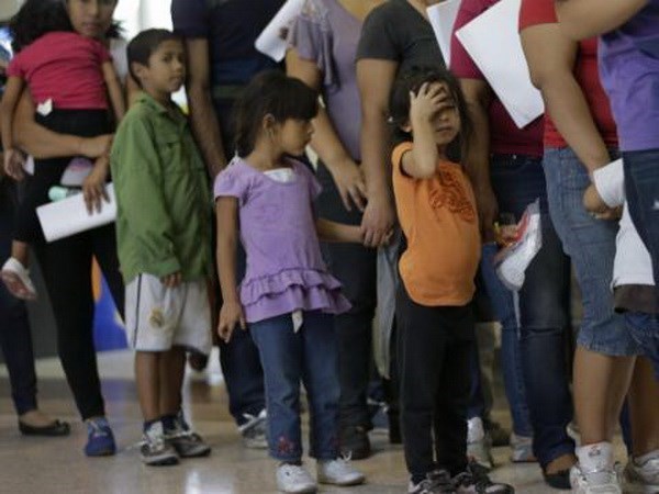 Những người nhập cư trái phép xếp hàng chuẩn bị bị trục xuất khỏi Mỹ. (Nguồn: AP)