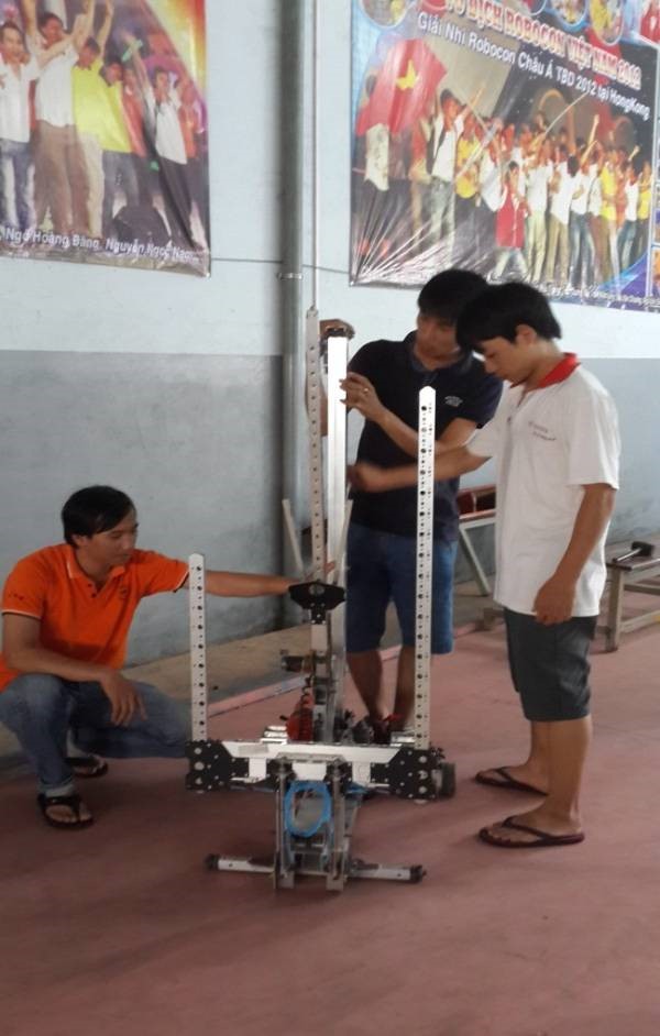 Anh Đoàn Dương Quý (bìa trái) cùng một số sinh viên chuẩn bị robot phục vụ cho  mùa Robocon Lạc Hồng 2015