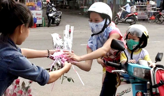 Một phụ huynh mua hoa chúc mừng thầy cô giáo nhân ngày Nhà giáo Việt Nam: 20-11