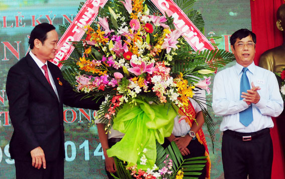 Đồng chí Vy Văn Vũ, Ủy viên Ban TVTU, Chủ tịch Ủy ban MTTQ Việt Nam tỉnh tặng hoa chúc mừng nhà trường