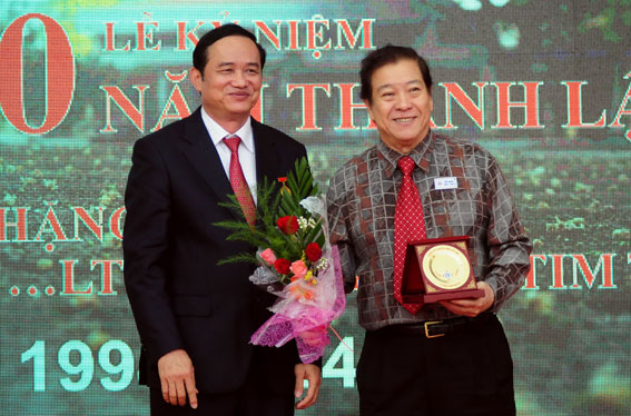 Nhà giáo Nhân dân Trần Anh Dũng, Hiệu trưởng nhà trường trao tặng kỷ niệm chương cho các lãnh đạo tỉnh, thầy cô giáo có nhiều đóng góp cho sự phát triển của nhà trường.