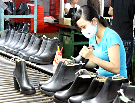 Sản xuất giày dép xuất khẩu tại Công ty cổ phần giày dép cao su màu (TP. Biên Hòa).