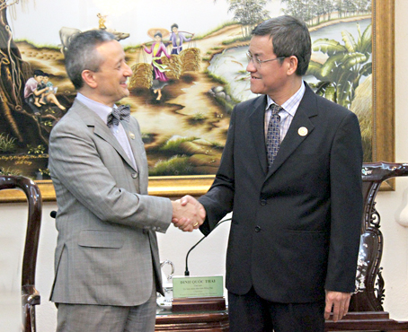 Chủ tịch UBND tỉnh Đinh Quốc Thái (phải) bắt tay ông Emmanuel Ly-Batallan, Tổng lãnh sự Pháp tại TP. Hồ Chí Minh.