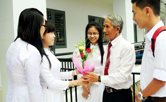 Học sinh Trường THPT chuyên Lương Thế Vinh tặng hoa thầy cô