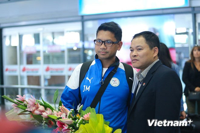 Huấn luyện viên thể lực của Philippines thay măt ban huấn luyện nhận hoa từ VFF. (Ảnh: Vietnam+)