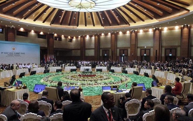 Nghị quyết kêu gọi Hiệp hội các quốc gia Đông Nam Á (ASEAN) và các nước có tranh chấp cùng nhau nỗ lực tìm giải pháp hòa bình thông qua COC. Ảnh: Hội nghị Đông Á diễn ra tại Myanmar tháng 10/2014 (Nguồn: AP)