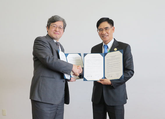 Phó chủ tịch UBND tỉnh Trần Văn Vĩnh (phải) ký thông điệp chung.