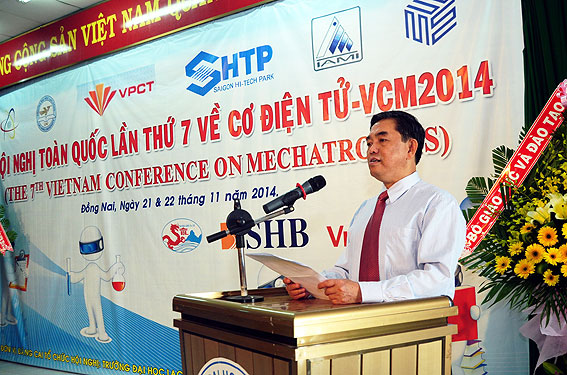 Tiến sĩ Huỳnh Văn Tới phát biểu trong phiên khai mạc hội nghị 