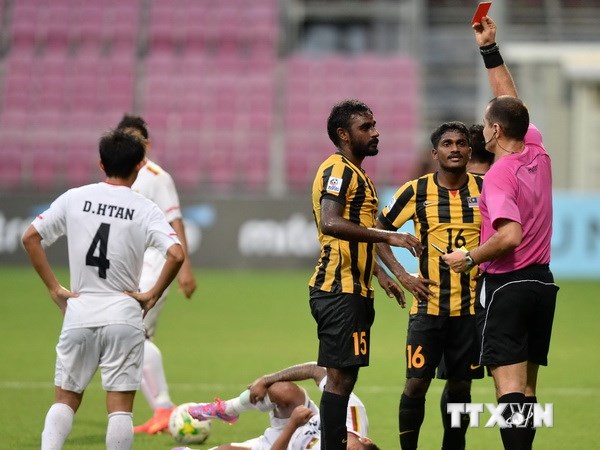 Malaysia chỉ chơi với 10 người kể từ phút 35. (Ảnh: AFP/TTXVN)