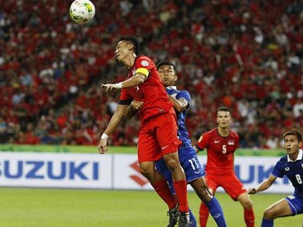 Thái Lan (áo xanh) đánh bại Singapore. (Nguồn: Reuters)